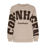 Beige sweatshirt fra Marta du Chateau med stort brunt Copenhagen-print over front og ærmer, set forfra