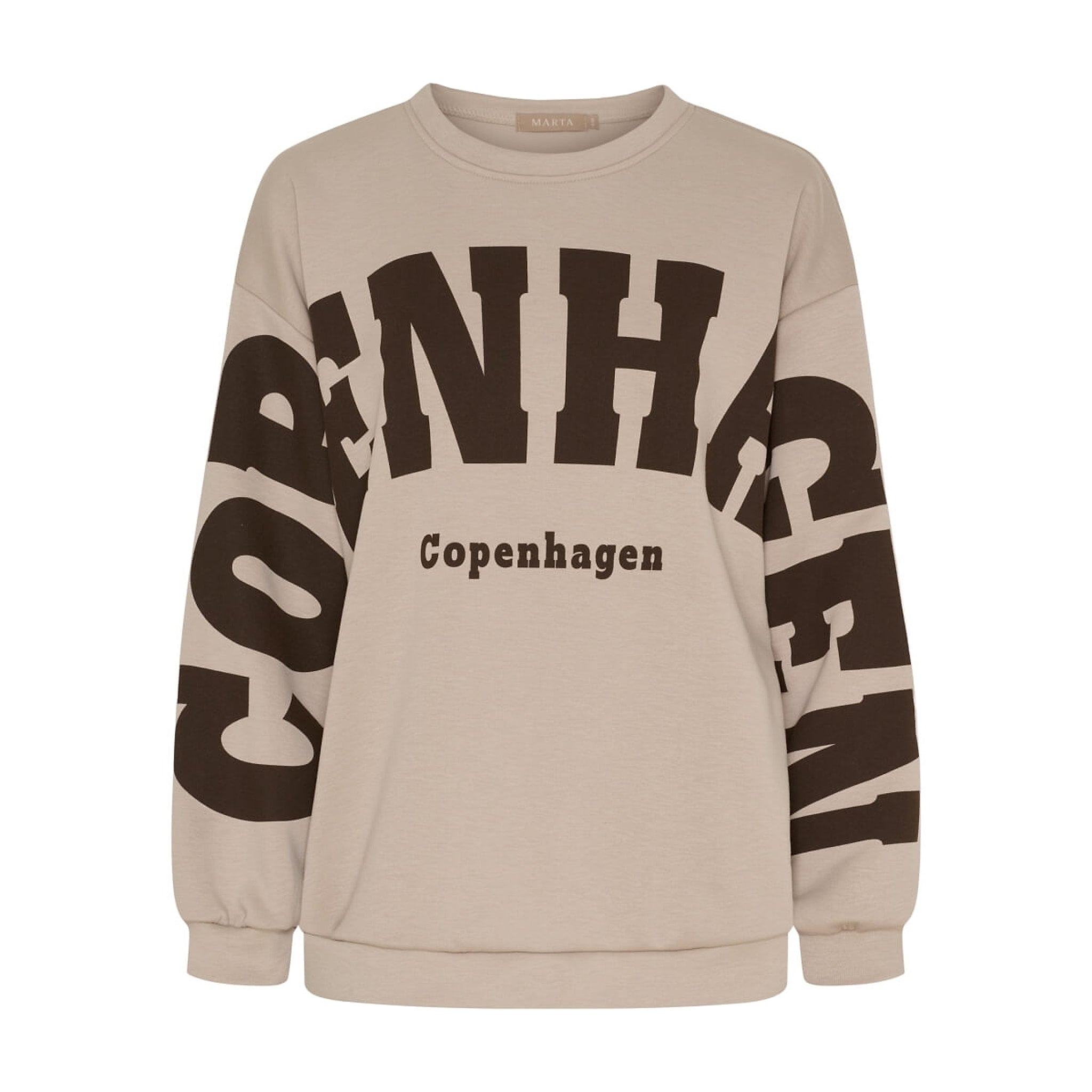 Beige sweatshirt fra Marta du Chateau med stort brunt Copenhagen-print over front og ærmer, set forfra