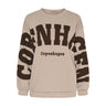 Beige sweatshirt fra Marta du Chateau med stort brunt Copenhagen-print over front og ærmer, set forfra