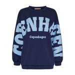 Navy sweatshirt fra Marta du Chateau med stort lyseblåt Copenhagen-print over front og ærmer, set forfra