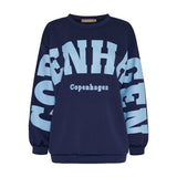 Navy sweatshirt fra Marta du Chateau med stort lyseblåt Copenhagen-print over front og ærmer, set forfra