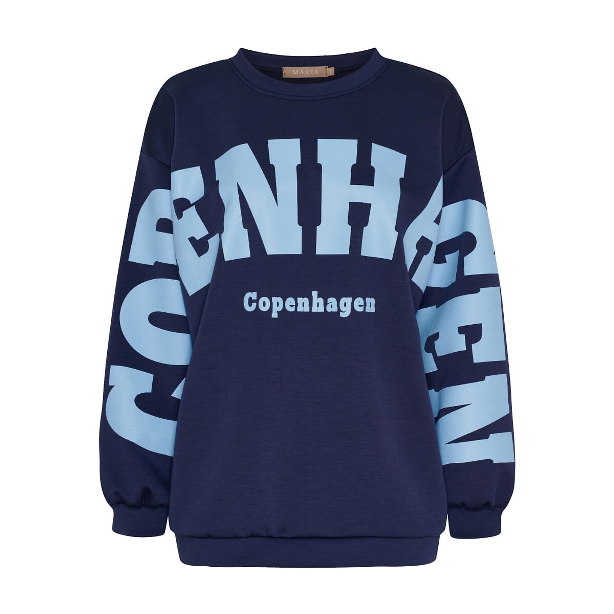 Navy sweatshirt fra Marta du Chateau med stort lyseblåt Copenhagen-print over front og ærmer, set forfra