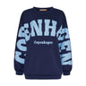Navy sweatshirt fra Marta du Chateau med stort lyseblåt Copenhagen-print over front og ærmer, set forfra