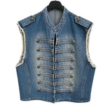 Blå vest i denim med guldfarvede knapper, skulderstropper og flossede ærmehuller, set forfra på bøjle