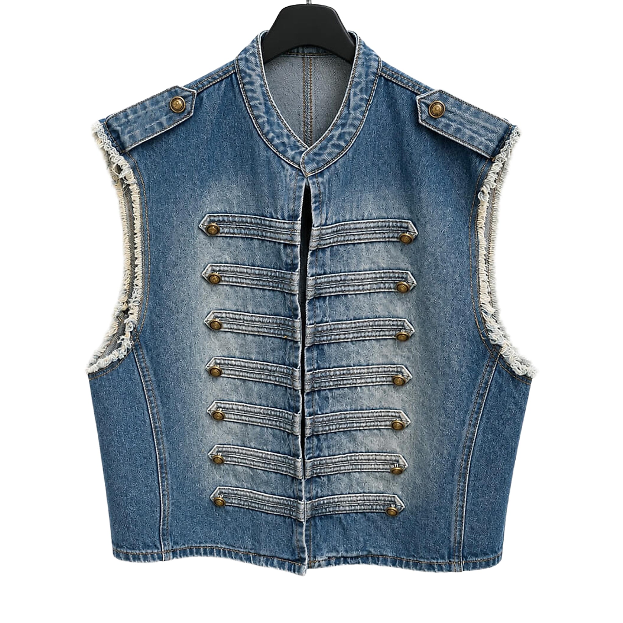Blå vest i denim med guldfarvede knapper, skulderstropper og flossede ærmehuller, set forfra på bøjle