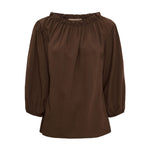 Brun bluse Juniper fra Marta du Chateau med rynket halsudskæring og 3/4 pufærmer set forfra