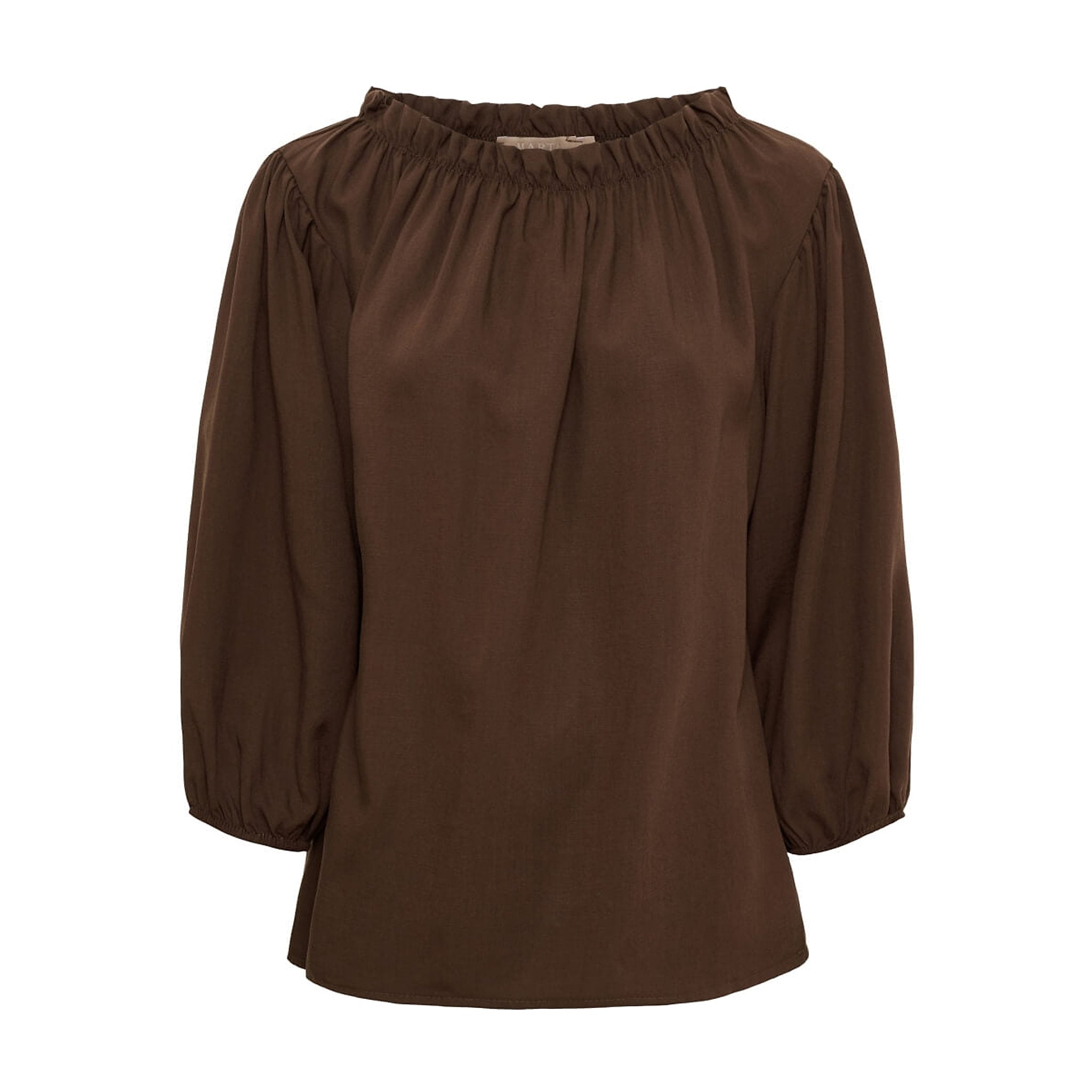 Brun bluse Juniper fra Marta du Chateau med rynket halsudskæring og 3/4 pufærmer set forfra