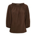 Brun bluse Juniper fra Marta du Chateau med rynket halsudskæring og 3/4 pufærmer set forfra