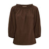 Brun bluse Juniper fra Marta du Chateau med rynket halsudskæring og 3/4 pufærmer set forfra