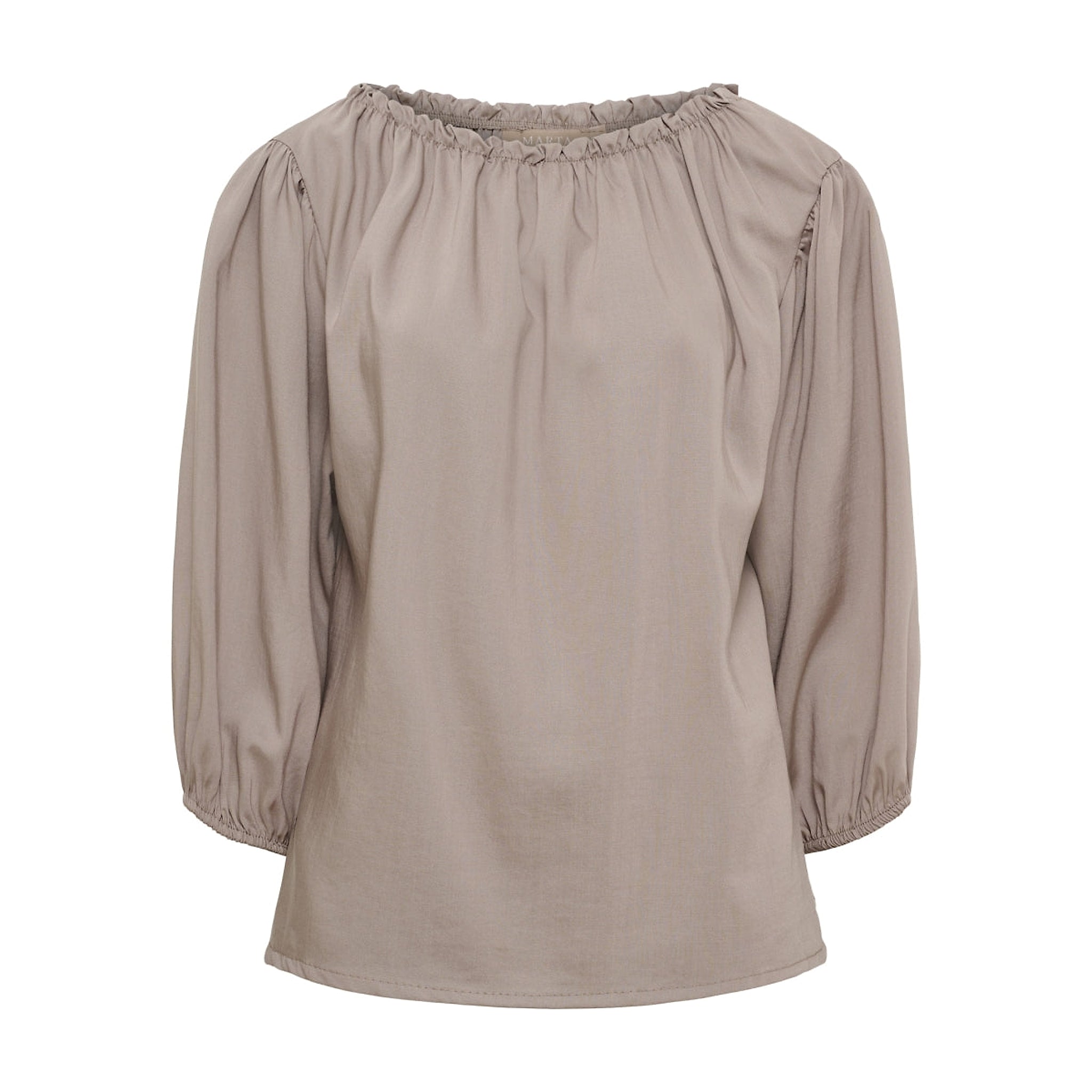 Brun bluse i farven Fango fra Marta du Chateau set forfra med rynket halsudskæring og 3/4 pufærmer