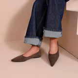 Brune loafers med spids snude og flad sål på fødderne, stylet med opsmøgede mørkeblå jeans