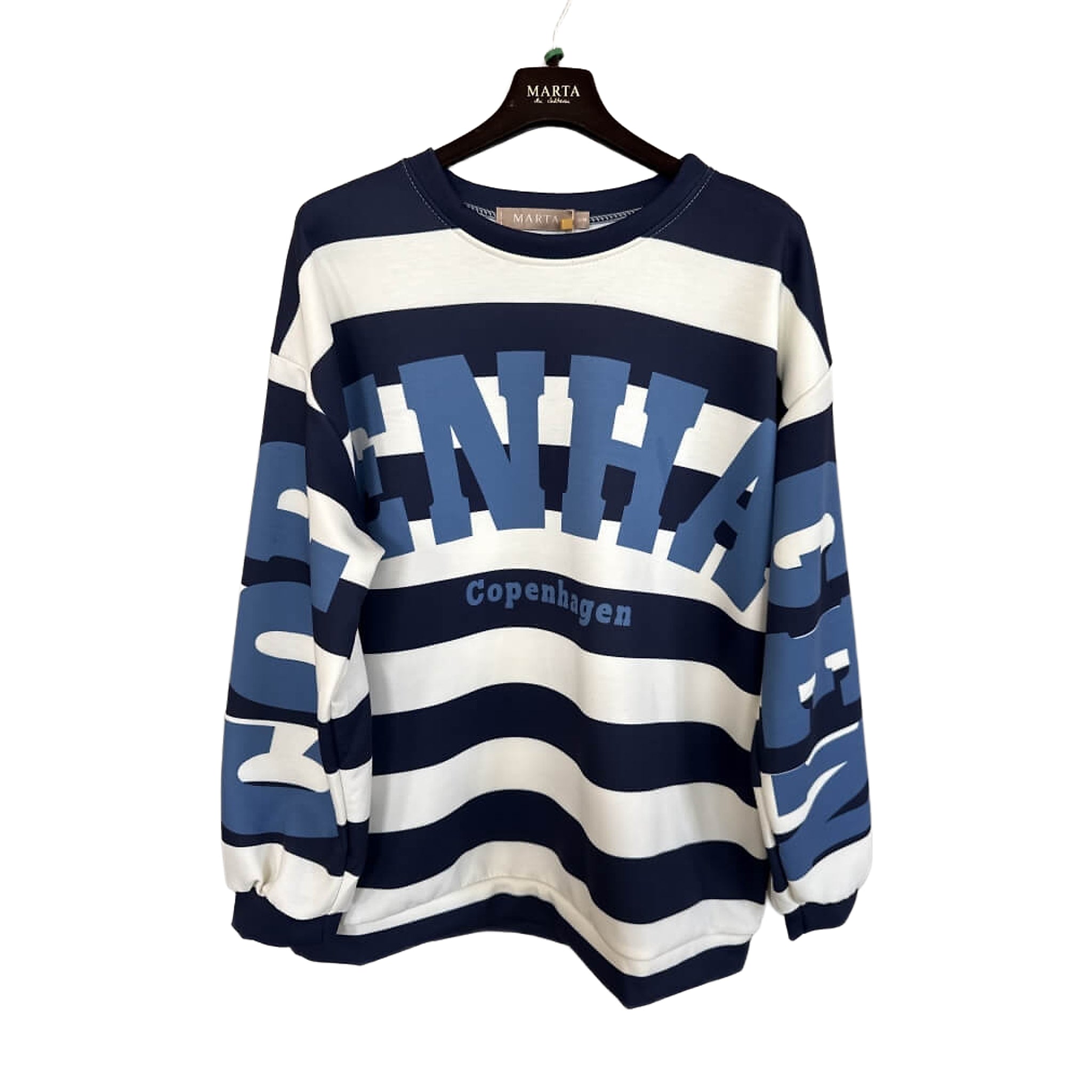 Nerina sweatshirt med brede mørkeblå og hvide striber og lyseblåt Copenhagen-print, set forfra på bøjle