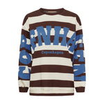 Brun og cremehvid stribet sweatshirt med stort blåt Copenhagen-print på bryst og ærmer set forfra