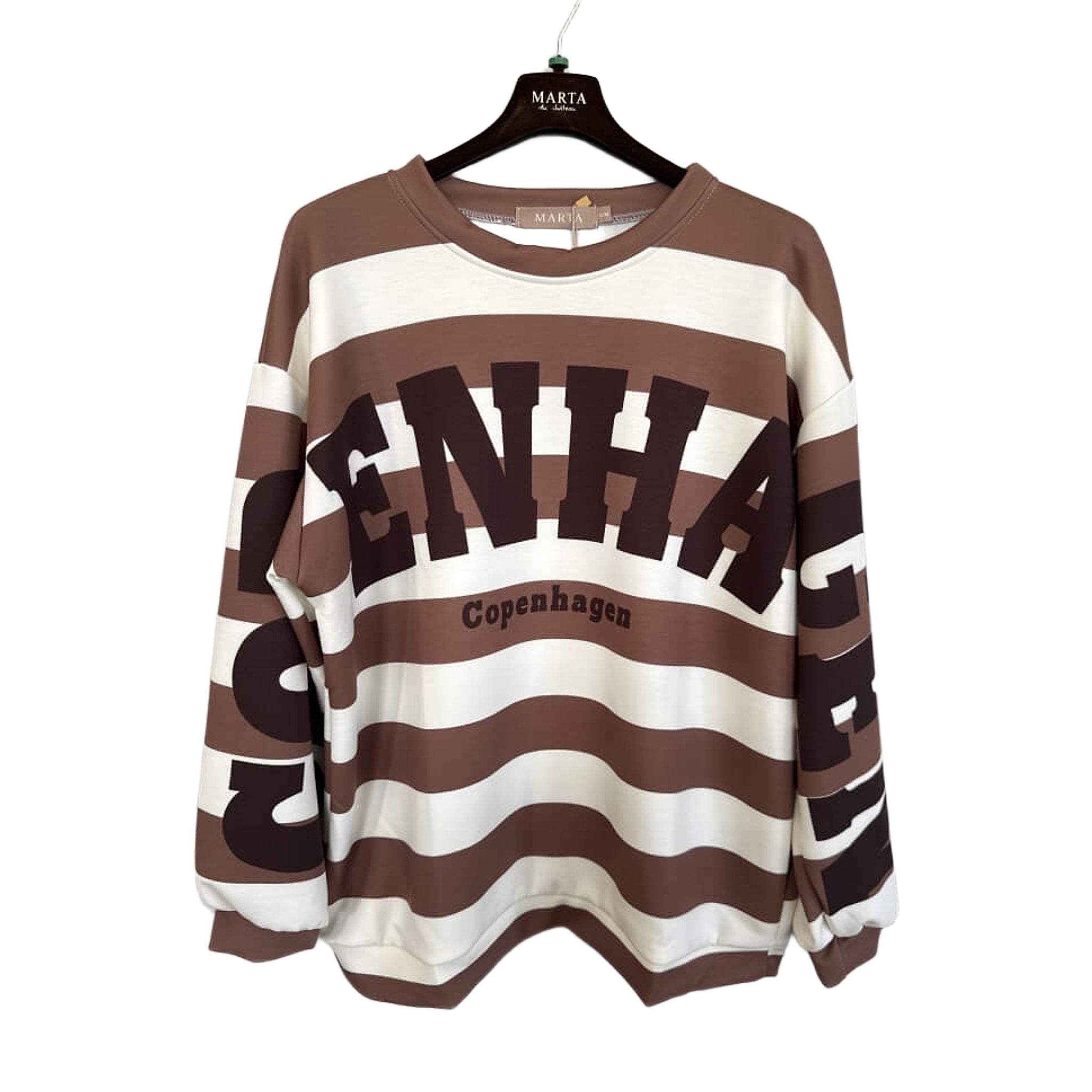 Brun og cremehvid stribet sweatshirt med mørkebrunt Copenhagen-print på bryst og ærmer, hængt på bøjle forfra