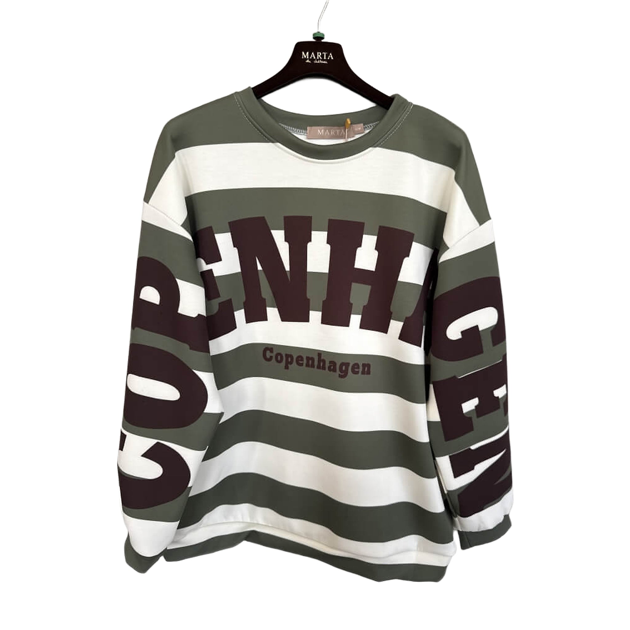 Grøn og cremehvid stribet sweatshirt med stort brunt Copenhagen-print på bryst og ærmer, set forfra på bøjle
