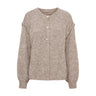 Lys brun cardigan Novella Knit i farven Fango forfra med rund hals, tre guldfarvede knapper og lange ærmer med vidde