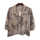 Beige jakke med camouflagemønster fra Marta du Chateau på bøjle forfra med krave, lynlås og to lommer