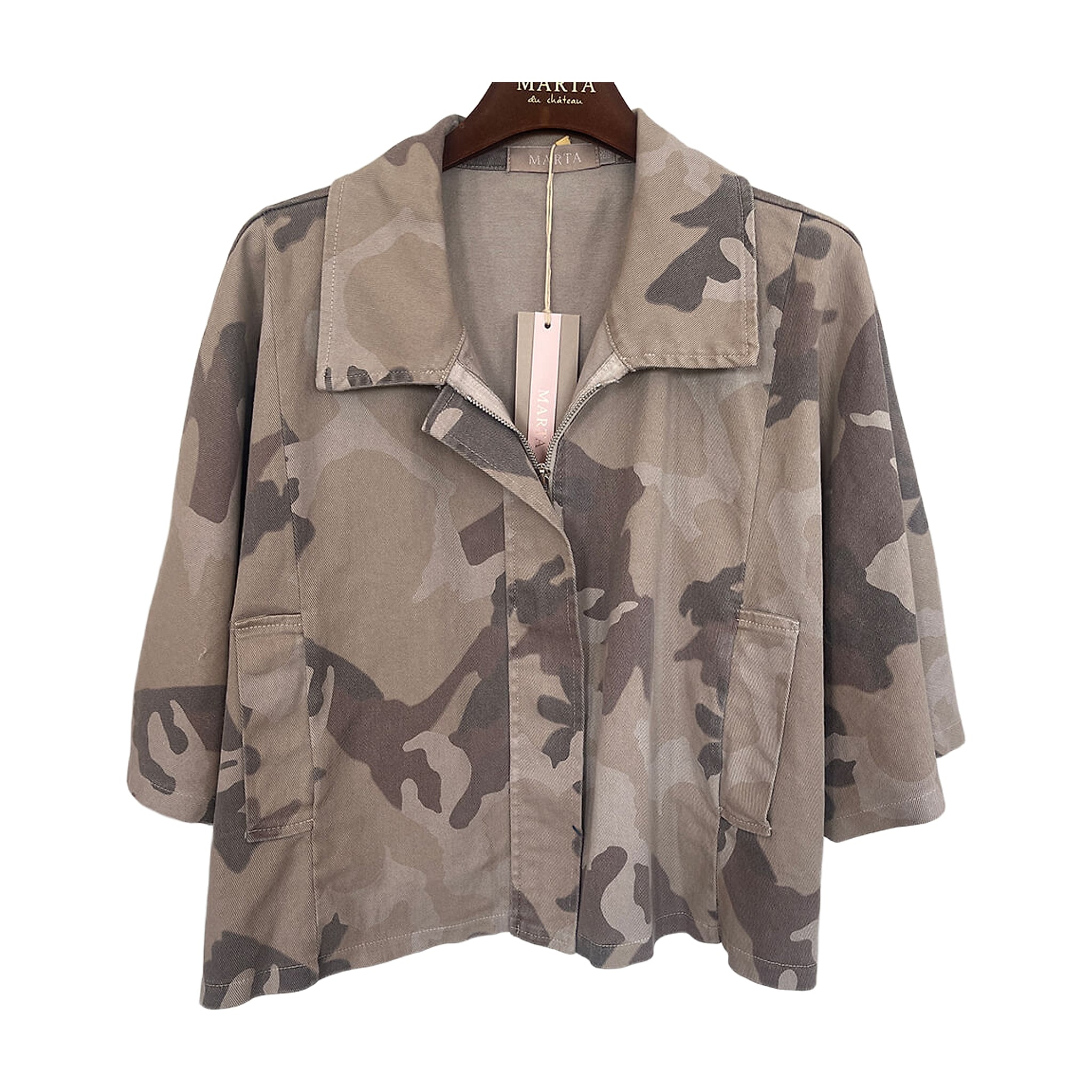 Beige jakke med camouflagemønster fra Marta du Chateau på bøjle forfra med krave, lynlås og to lommer