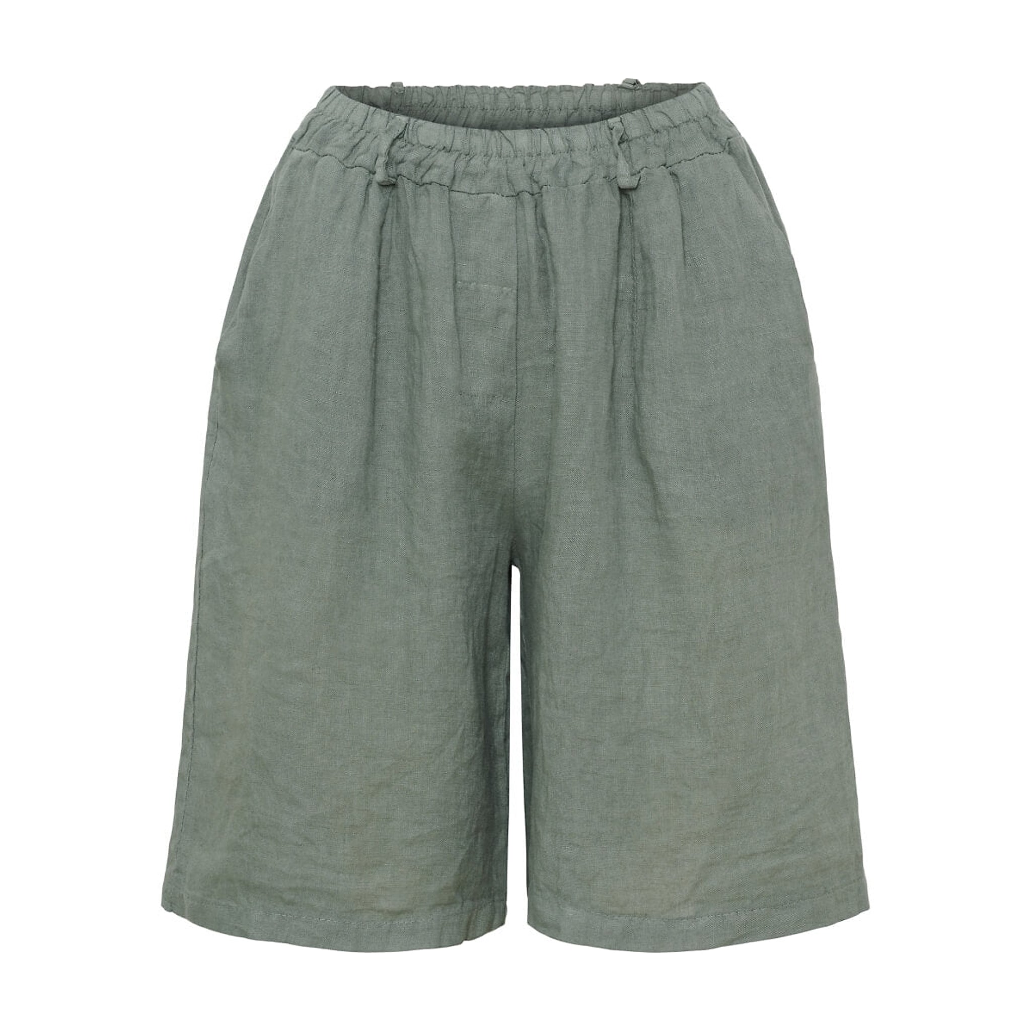 Grønne Santina shorts i hør fra Marta du Chateau set forfra med elastisk linning og vide ben