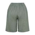 Grønne Santina shorts i hør i farven Military set bagfra med elastisk linning