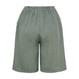 Grønne Santina shorts i hør i farven Military set bagfra med elastisk linning