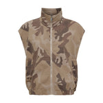 Beige vest med camouflageprint, høj krave, lynlås foran og elastik forneden, set forfra