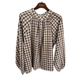 Brun ternet bluse fra Marta du Chateau med knapper foran og lange ærmer, set forfra på bøjle