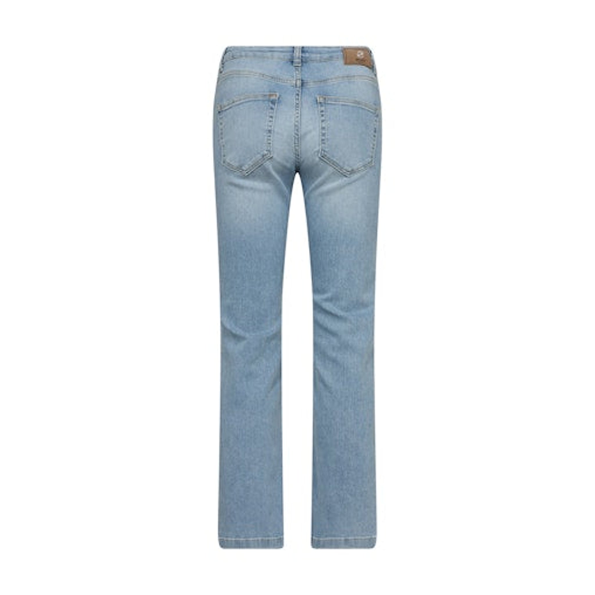 Lyseblå straight jeans i Light Blue set bagfra med baglommer og brunt mærke på linningen