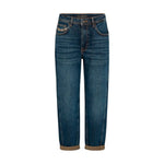 Blå barrel jeans fra Mos Mosh i Blue Tint set forfra med guldfarvet kæde ved lommen og opsmøgede ben