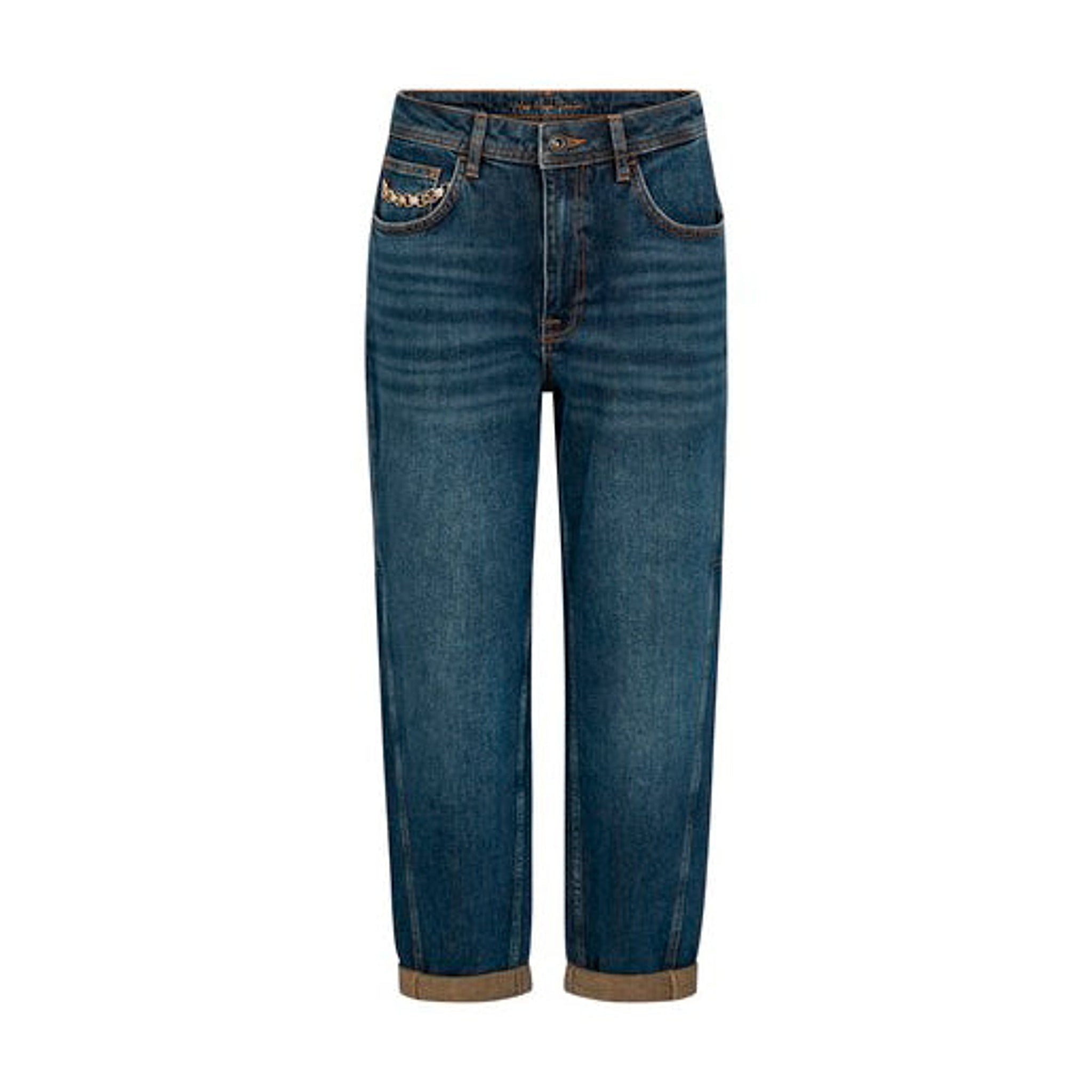 Blå barrel jeans fra Mos Mosh i Blue Tint set forfra med guldfarvet kæde ved lommen og opsmøgede ben