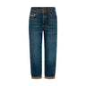 Blå barrel jeans fra Mos Mosh i Blue Tint set forfra med guldfarvet kæde ved lommen og opsmøgede ben