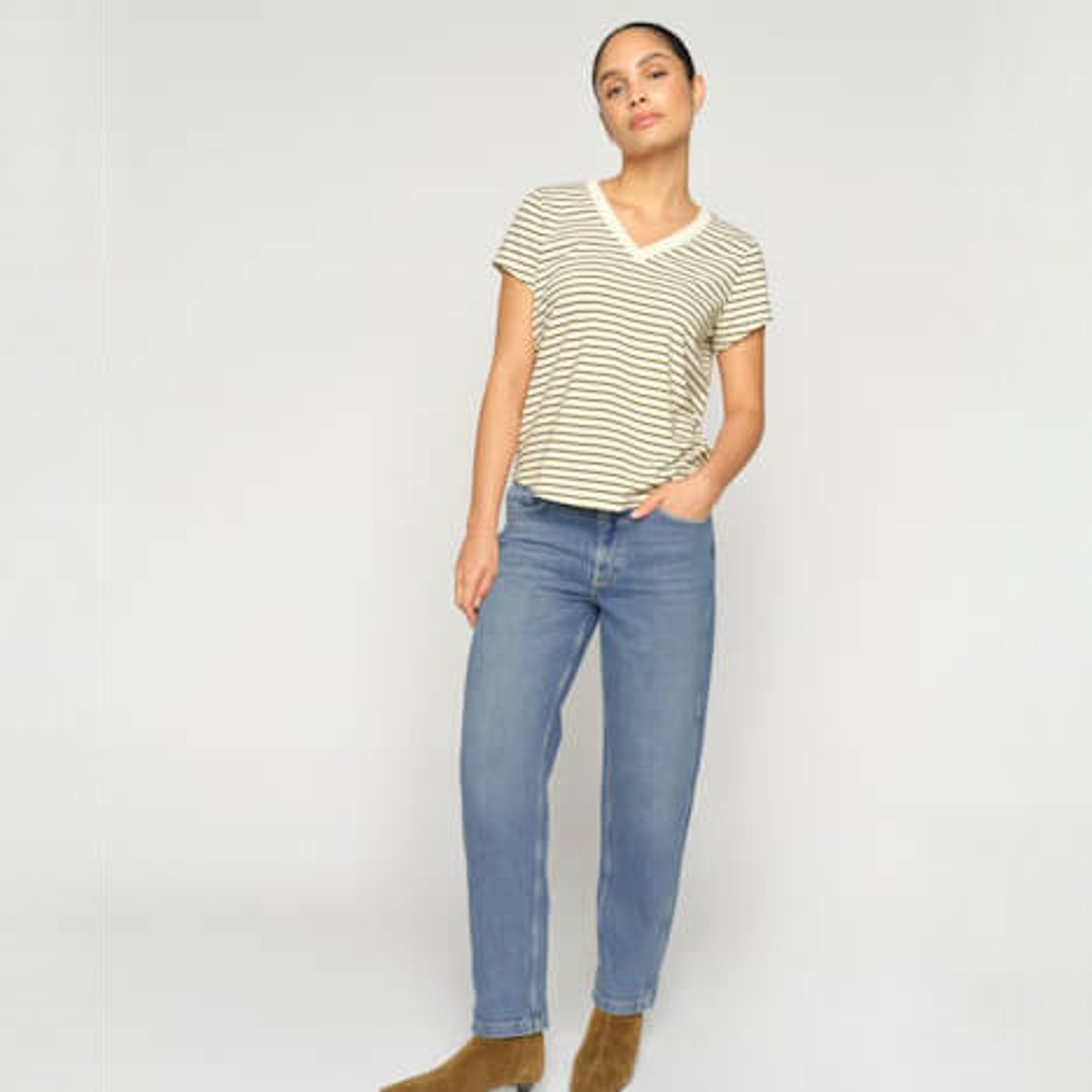 Model i blå barrel jeans fra Mos Mosh i Mid Blue set forfra, stylet med stribet t-shirt