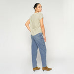 Blå Aymen Galleon barrel jeans i Mid Blue set bagfra med påsyede baglommer og buede ben