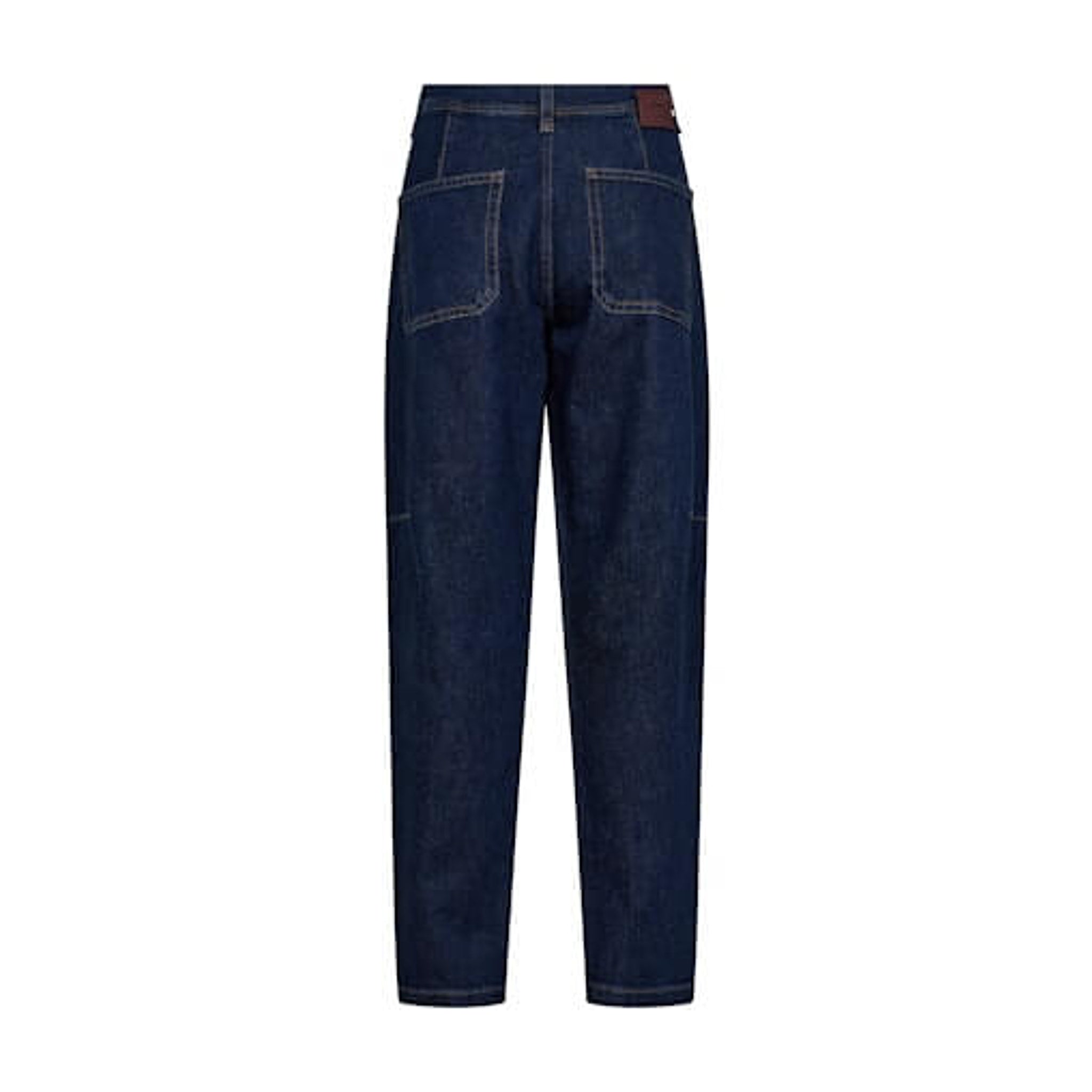 Mørkeblå barrel jeans fra Mos Mosh set bagfra med to baglommer og brunt mærke på linningen