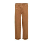 Brune bukser fra Mos Mosh i Dark Camel set forfra med knap i taljen, lomme med klap og opsmøgede ben