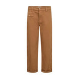 Brune bukser fra Mos Mosh i Dark Camel set forfra med knap i taljen, lomme med klap og opsmøgede ben