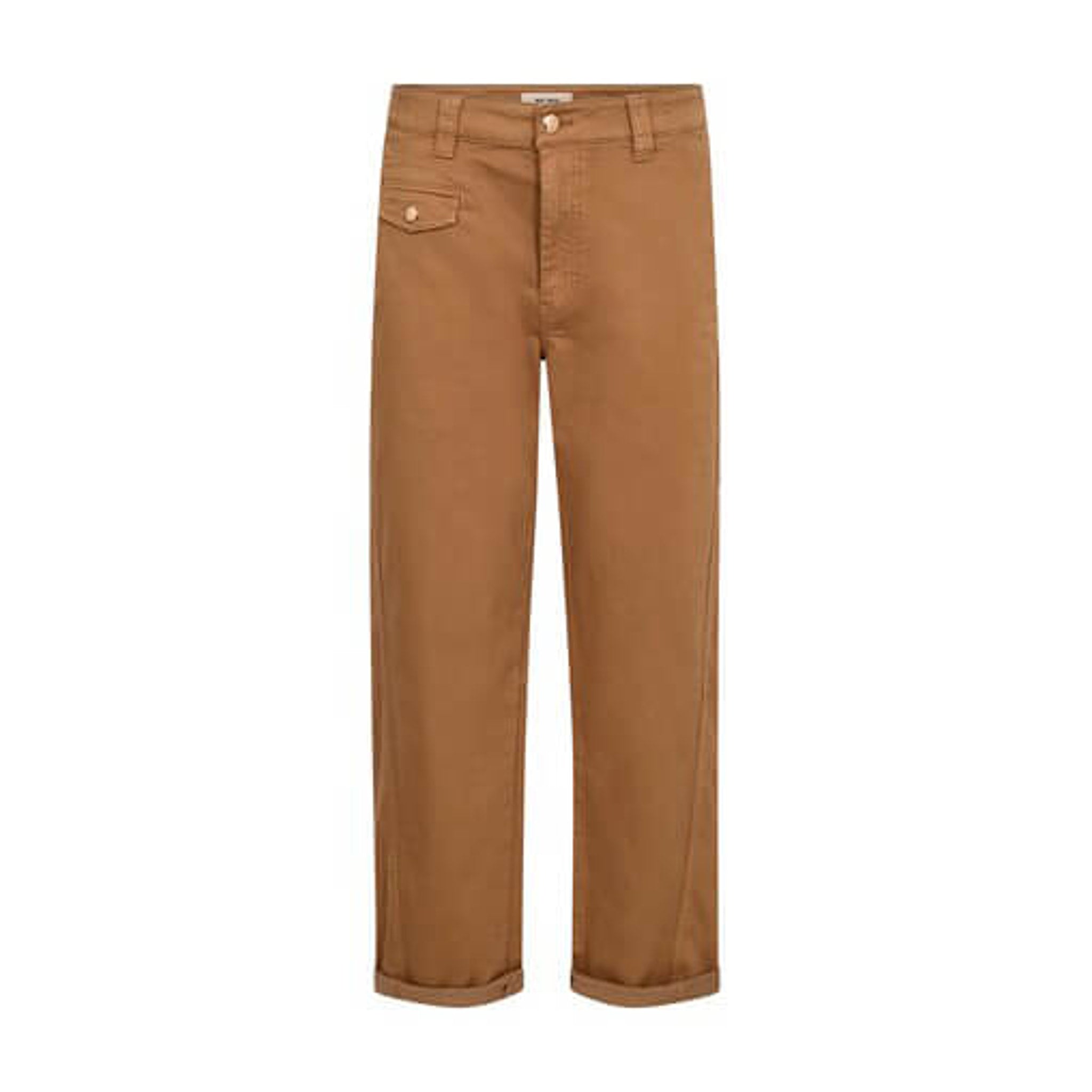 Brune bukser fra Mos Mosh i Dark Camel set forfra med knap i taljen, lomme med klap og opsmøgede ben