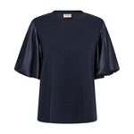 Navy bluse fra Mos Mosh med rund hals og korte puffede satinærmer set forfra