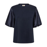 Navy bluse fra Mos Mosh med rund hals og korte puffede satinærmer set forfra