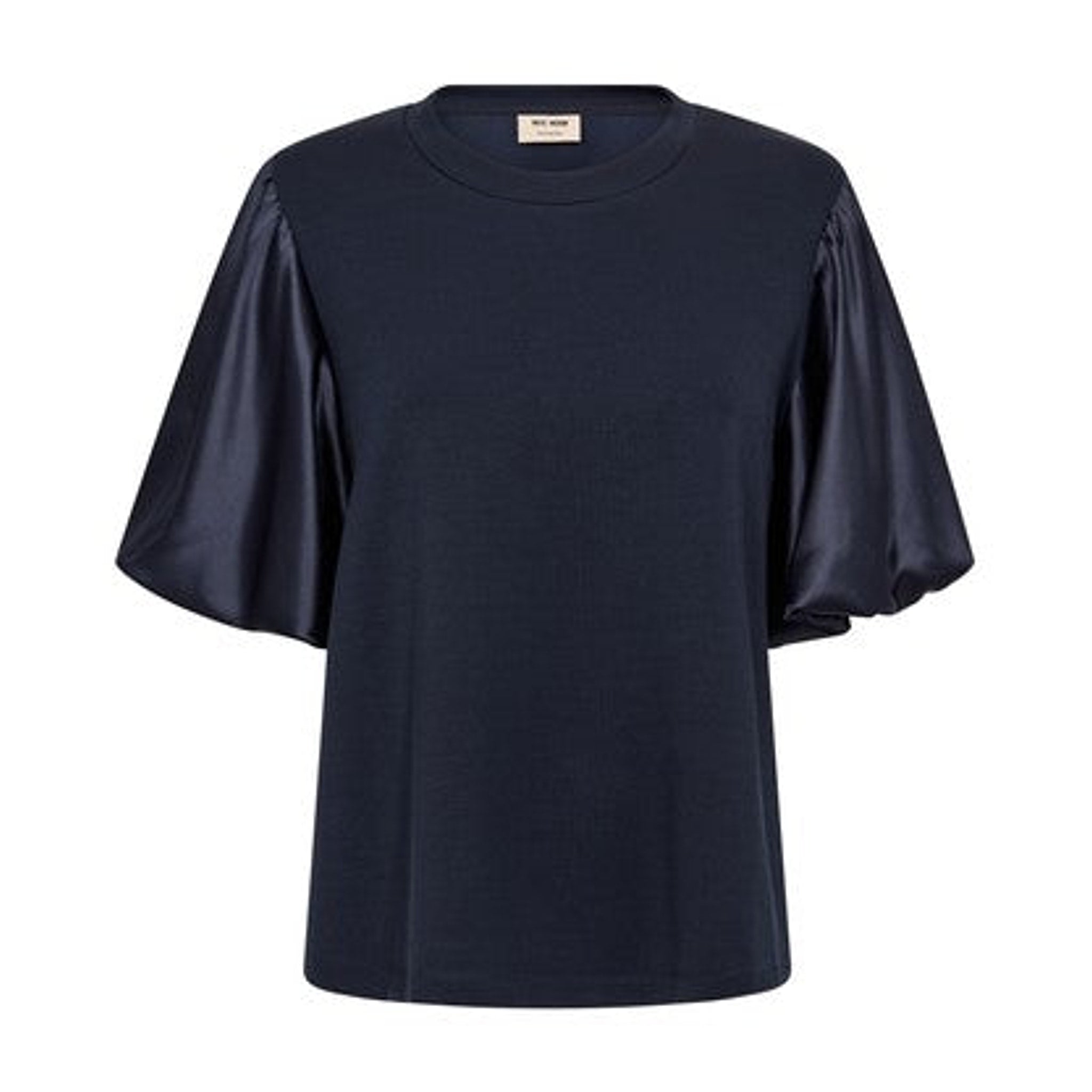 Navy bluse fra Mos Mosh med rund hals og korte puffede satinærmer set forfra