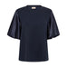 Navy bluse fra Mos Mosh med rund hals og korte puffede satinærmer set forfra