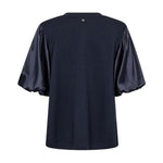 Navy Duba bluse set bagfra med puffede satinærmer og lille logo i nakken
