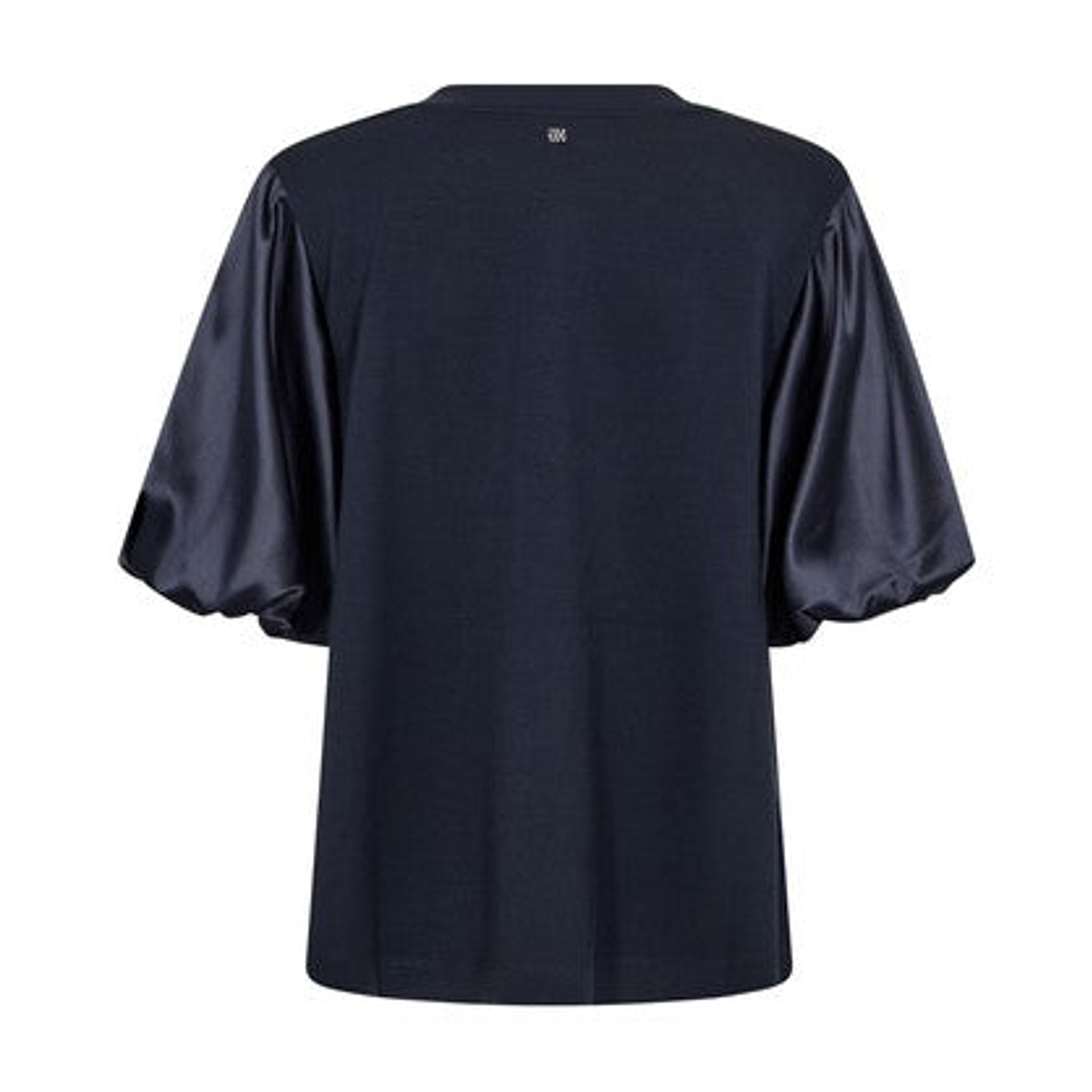 Navy Duba bluse set bagfra med puffede satinærmer og lille logo i nakken