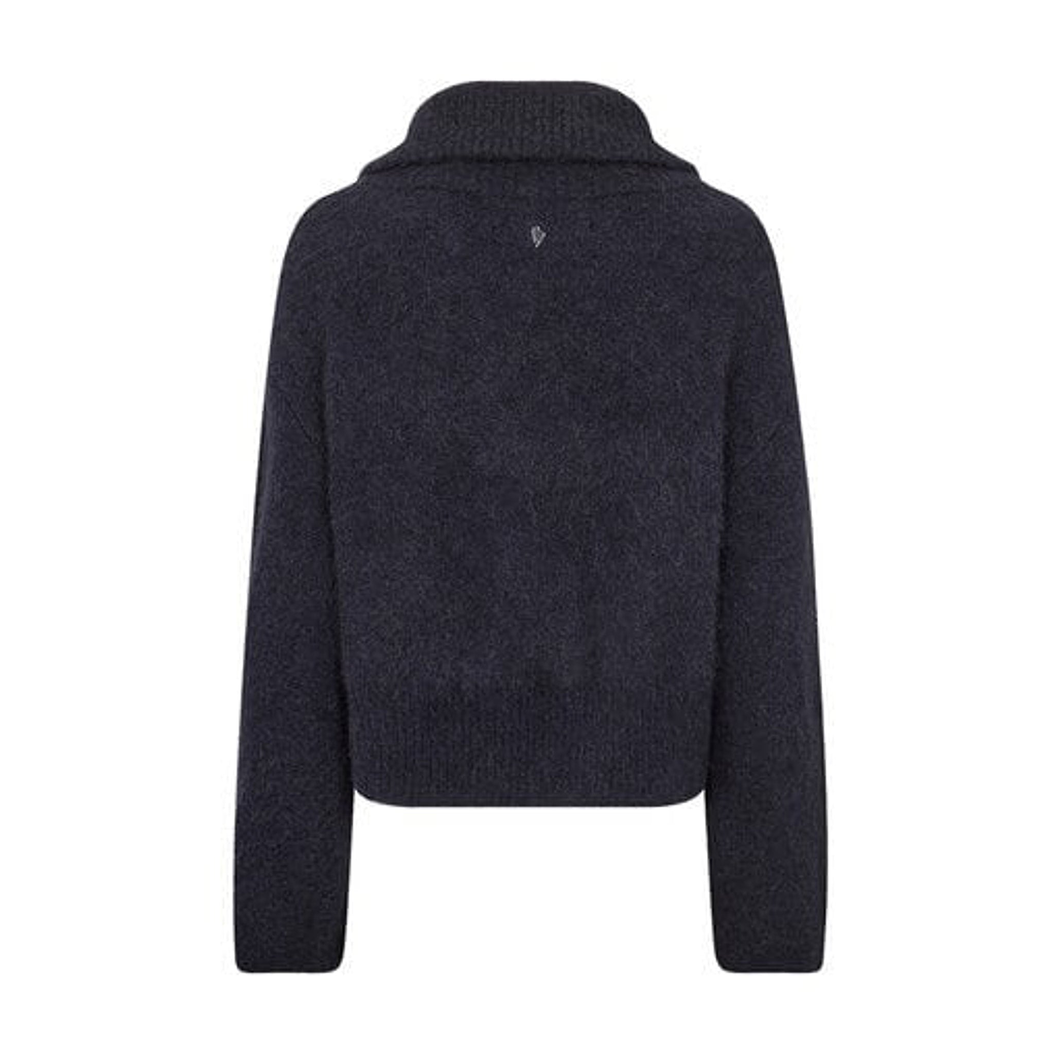 Hulda navy cardigan fra Mos Mosh set bagfra med foldet krave og ribkant forneden