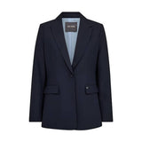 Navy blazer fra Mos Mosh forfra med revers, én knap, lommer med klap og lyseblåt for