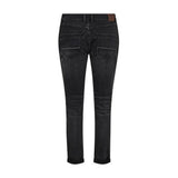 Grå Naomi Tani jeans bagfra med baglommer og brunt mærke på linningen