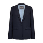 Navy blazer fra Mos Mosh forfra med revers, én knap, lommer med klap og lyseblåt for