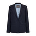 Navy blazer fra Mos Mosh forfra med revers, én knap, lommer med klap og lyseblåt for