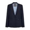 Navy blazer fra Mos Mosh forfra med revers, én knap, lommer med klap og lyseblåt for