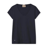 Navy t-shirt med v-hals og korte ærmer fra Mos Mosh set forfra med lille metaldetalje forneden